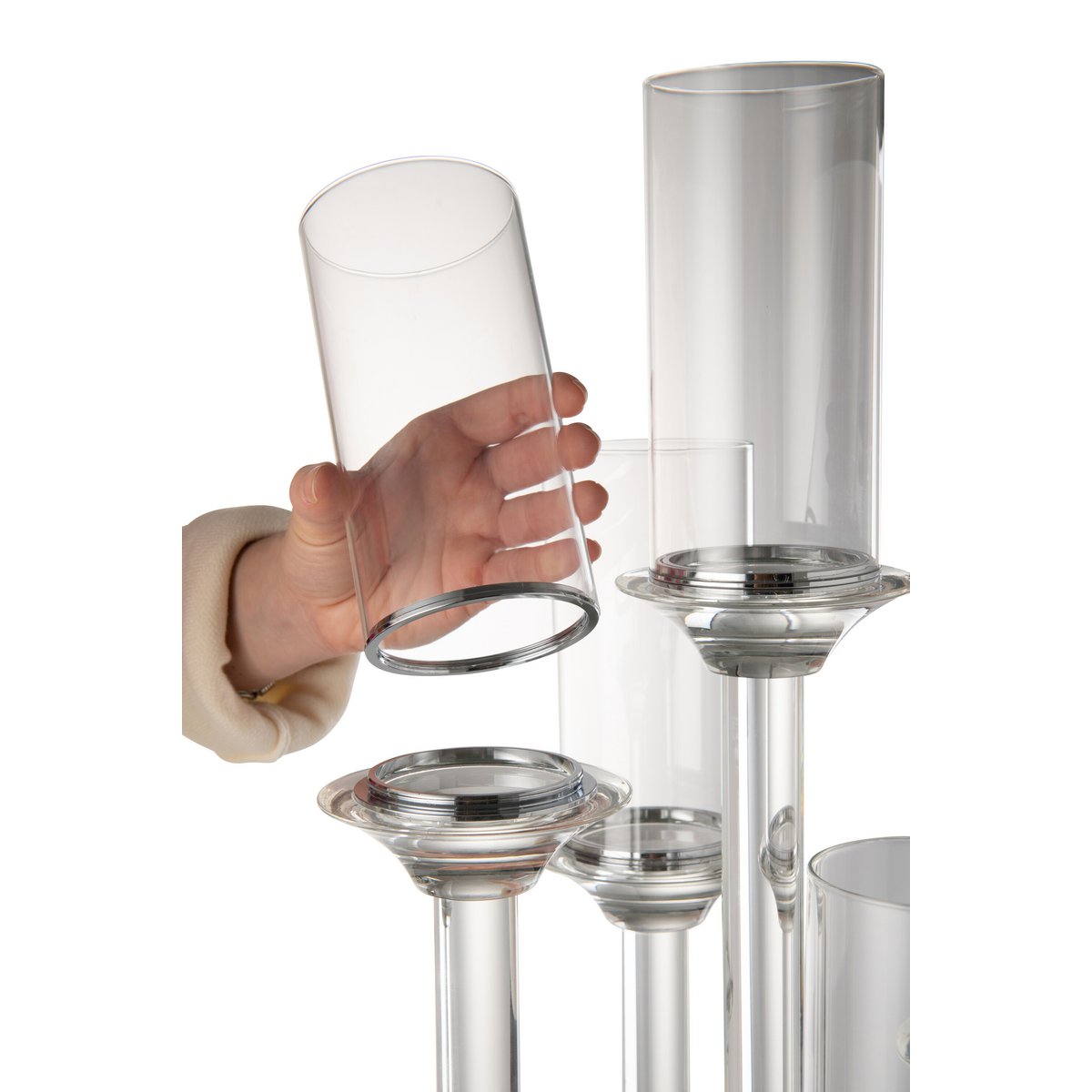 Bougeoir J-Line 5 grands sur une table élégante
