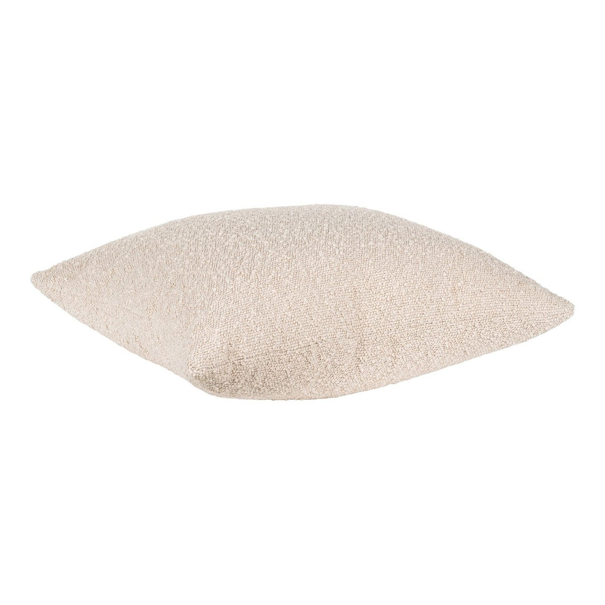 Coussin Savannah beige sur un fauteuil scandinave