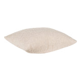 Coussin Savannah beige sur un fauteuil scandinave
