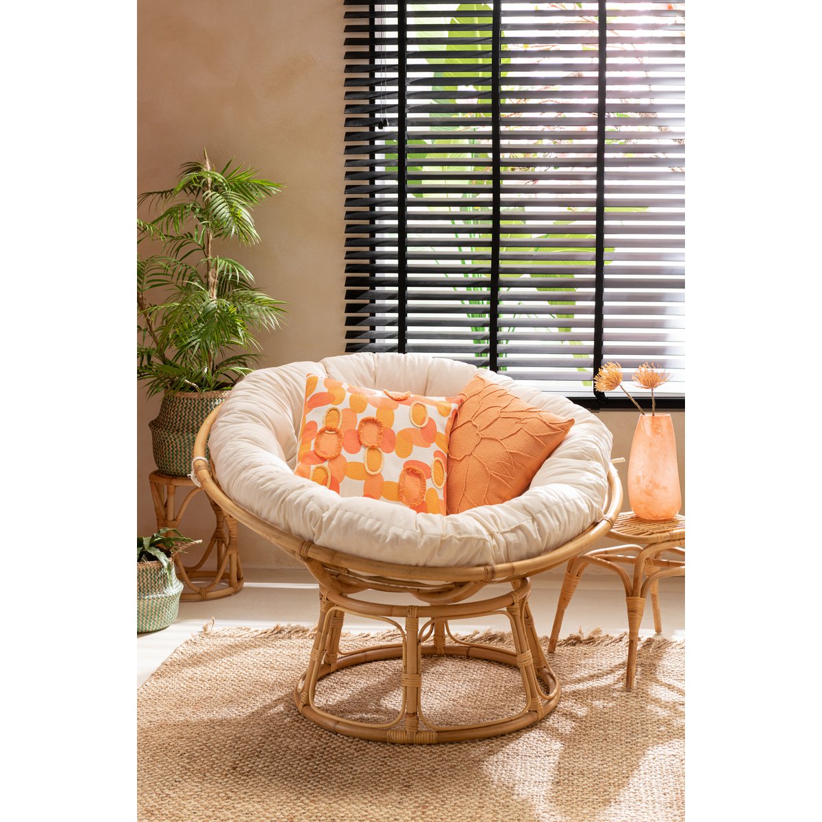 Coussin en rotin naturel sur le canapé J-Line Celine