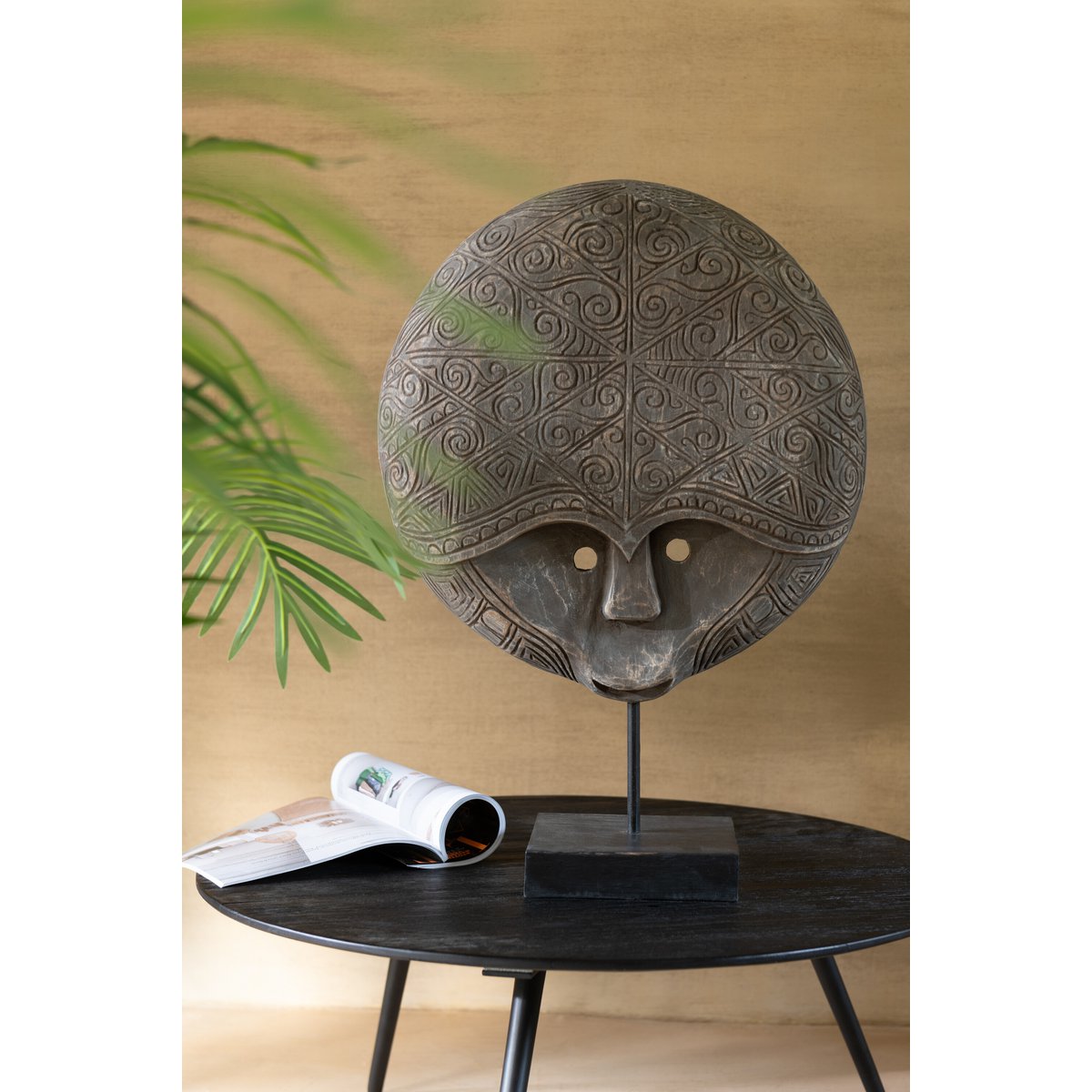 Table J-Line avec accessoires de décoration autour.