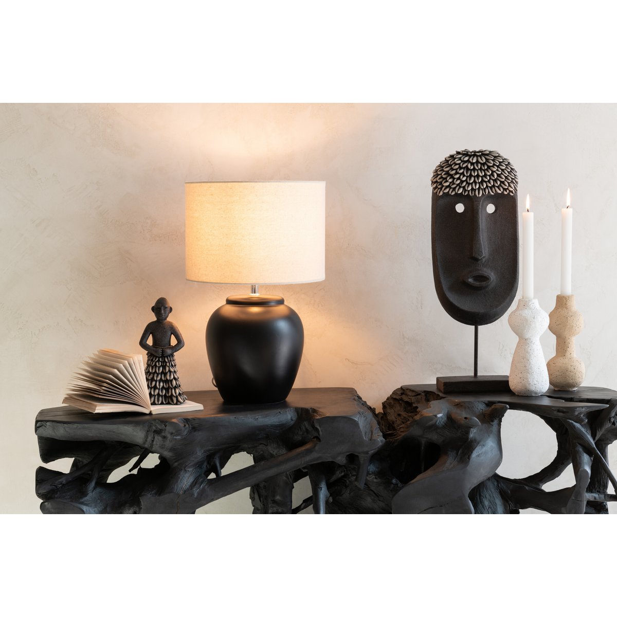 Sculpture Visage Ethnique J-Line sur une table décorée, ambiance intérieure