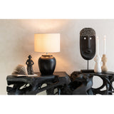 Sculpture Visage Ethnique J-Line sur une table décorée, ambiance intérieure