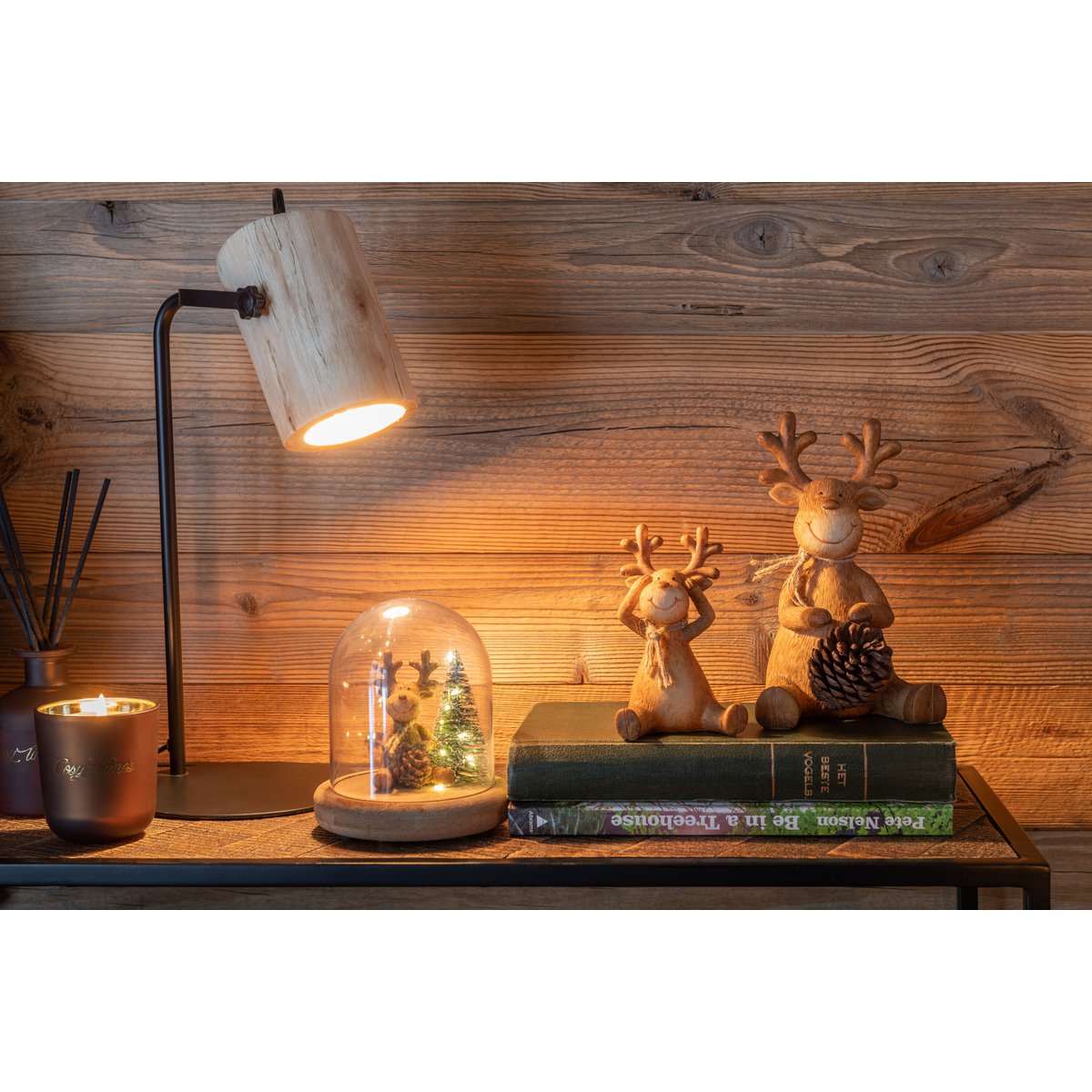 Lampe de table J-Line Silas intégrée dans un décor scandinave