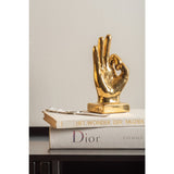 Statue Parfaite dorée sur table de salon moderne