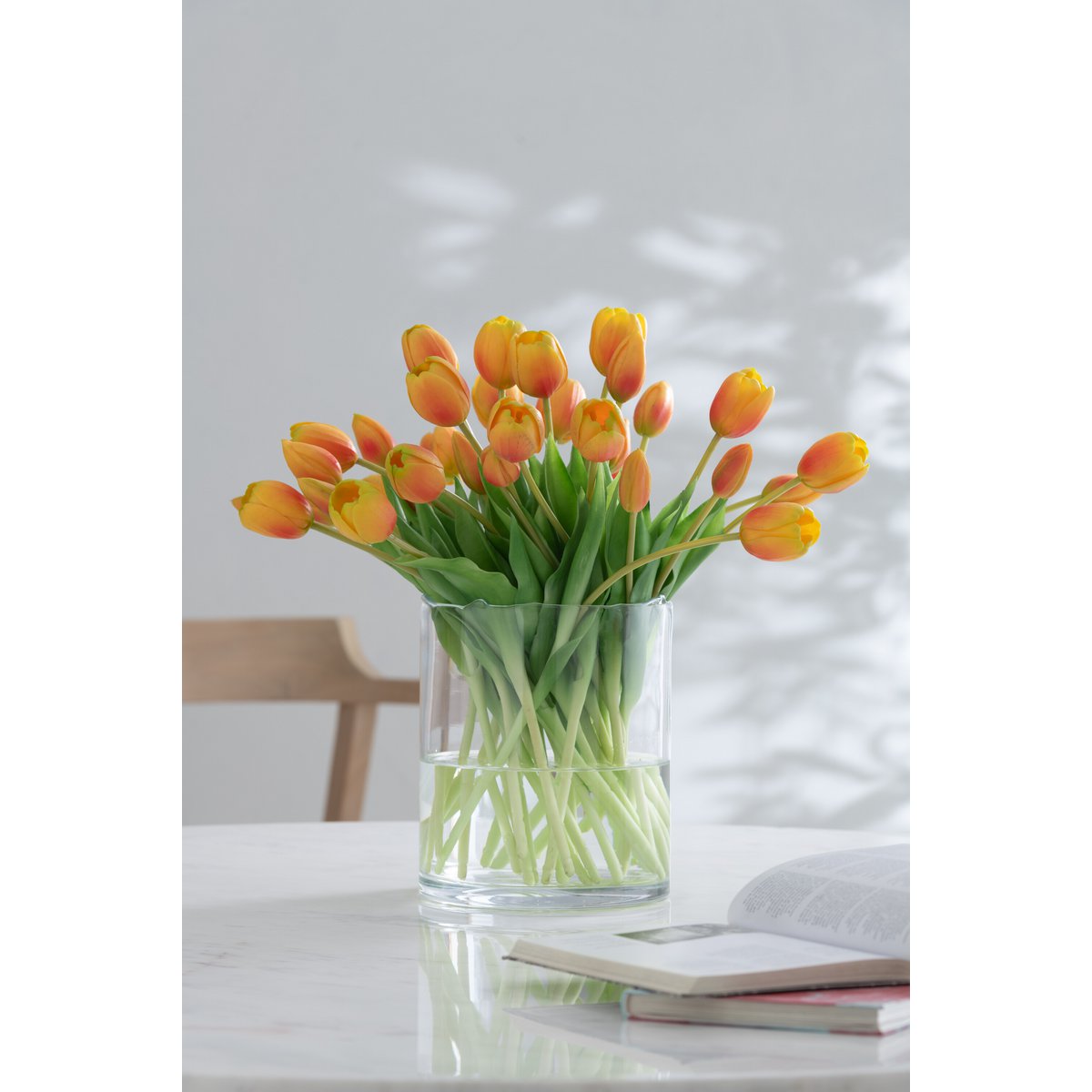 Détail des tulipes artificielles orange et jaune, texture réaliste
