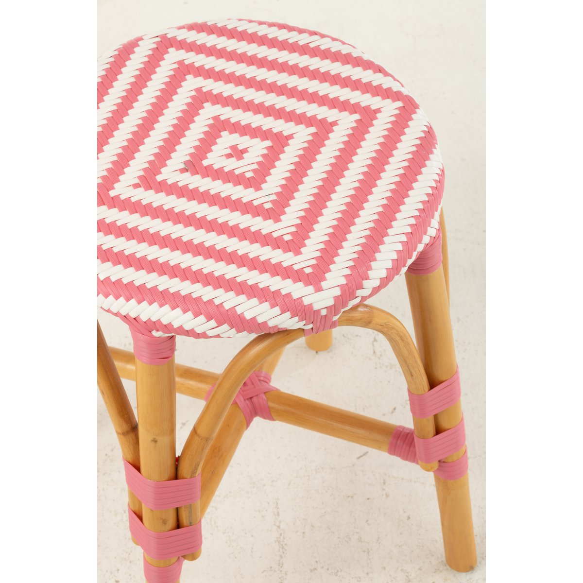 Tabouret en rotin rose dans un salon moderne