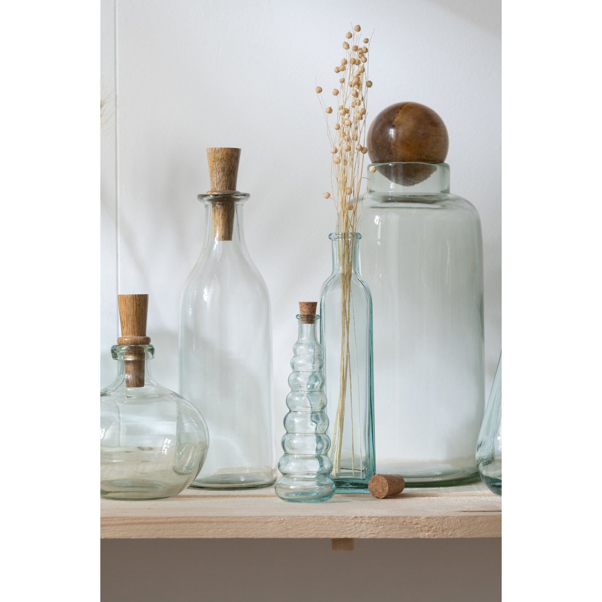 Carafe vase J-Line avec un bouquet de fleurs colorées