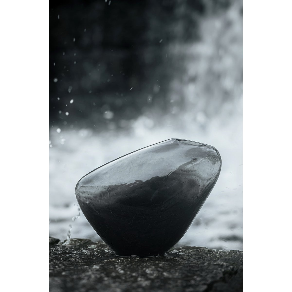 Vase KOOKY16GR sur une table, ajoutant une touche de sophistication