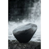 Vase KOOKY16GR sur une table, ajoutant une touche de sophistication