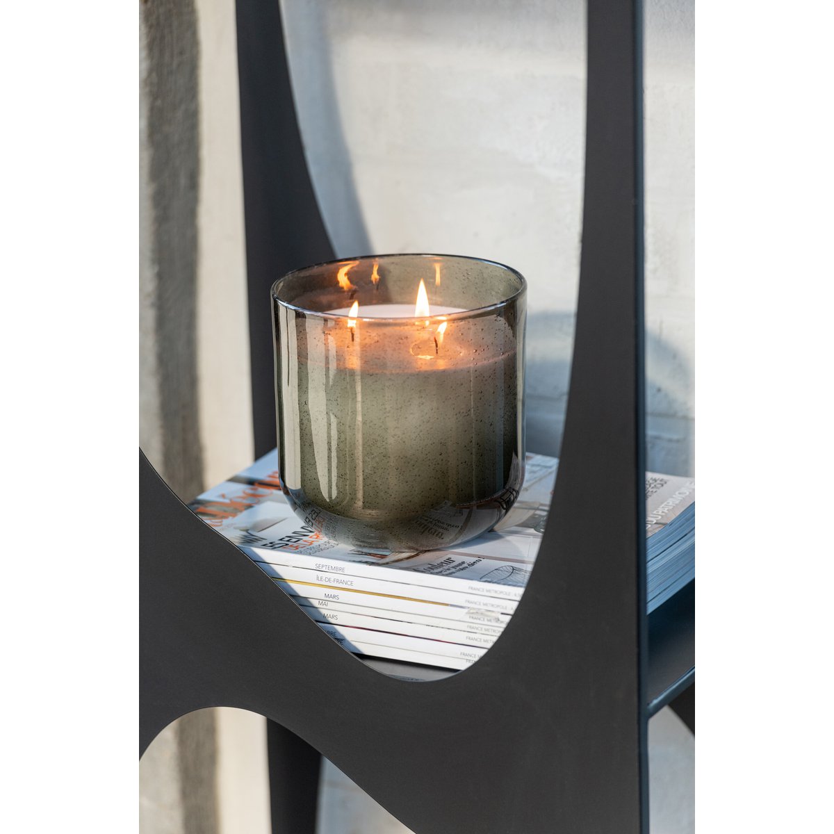 Bougie J-Line Olive & Encens sur une table décorée