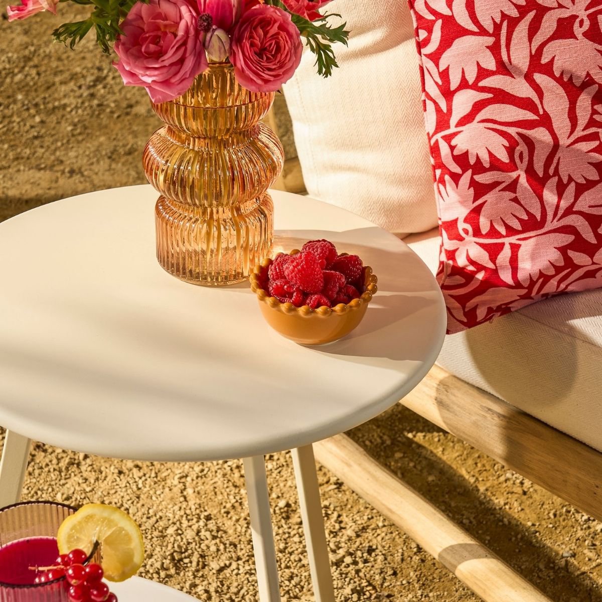 Table d'appoint Seattle Crème - utilisation sur terrasse