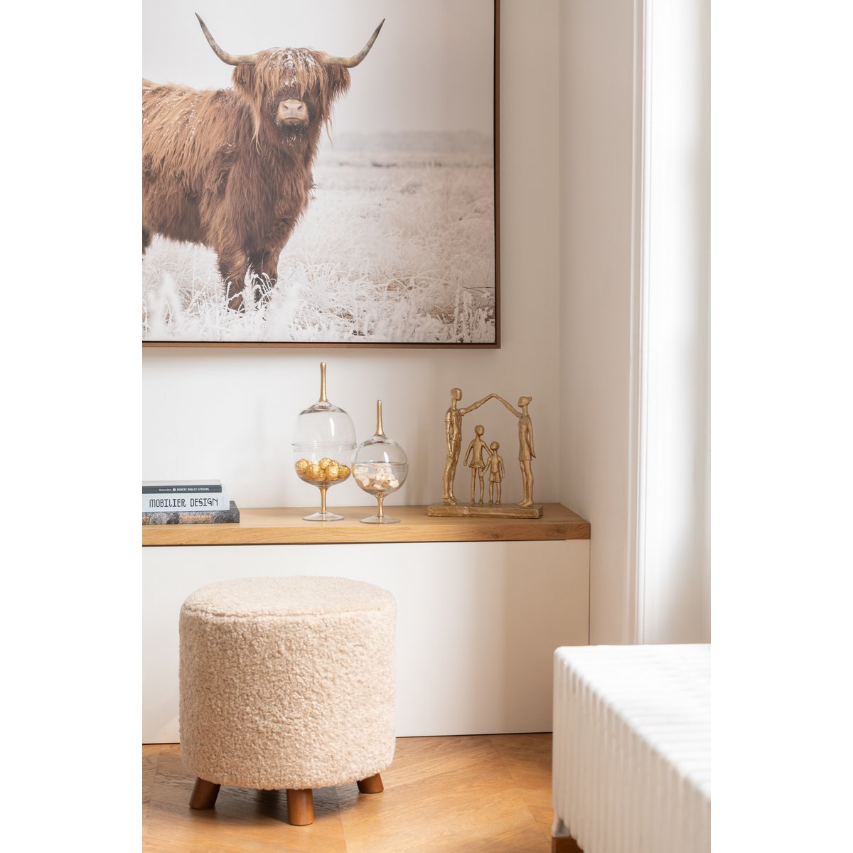 Vue de la décoration murale Yak avec éclairage, soulignant les textures
