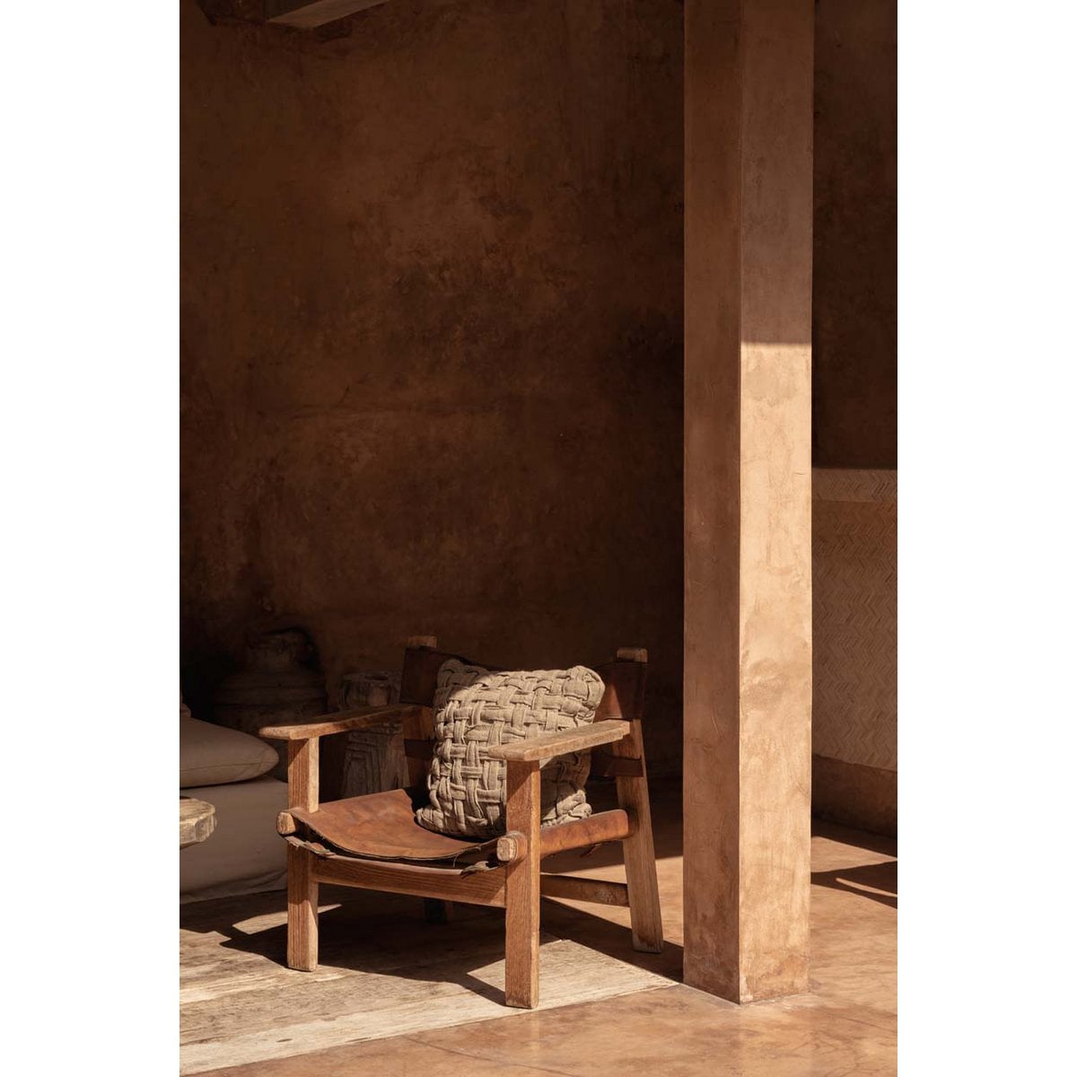 Housse de coussin Crosier sur un lit décoré