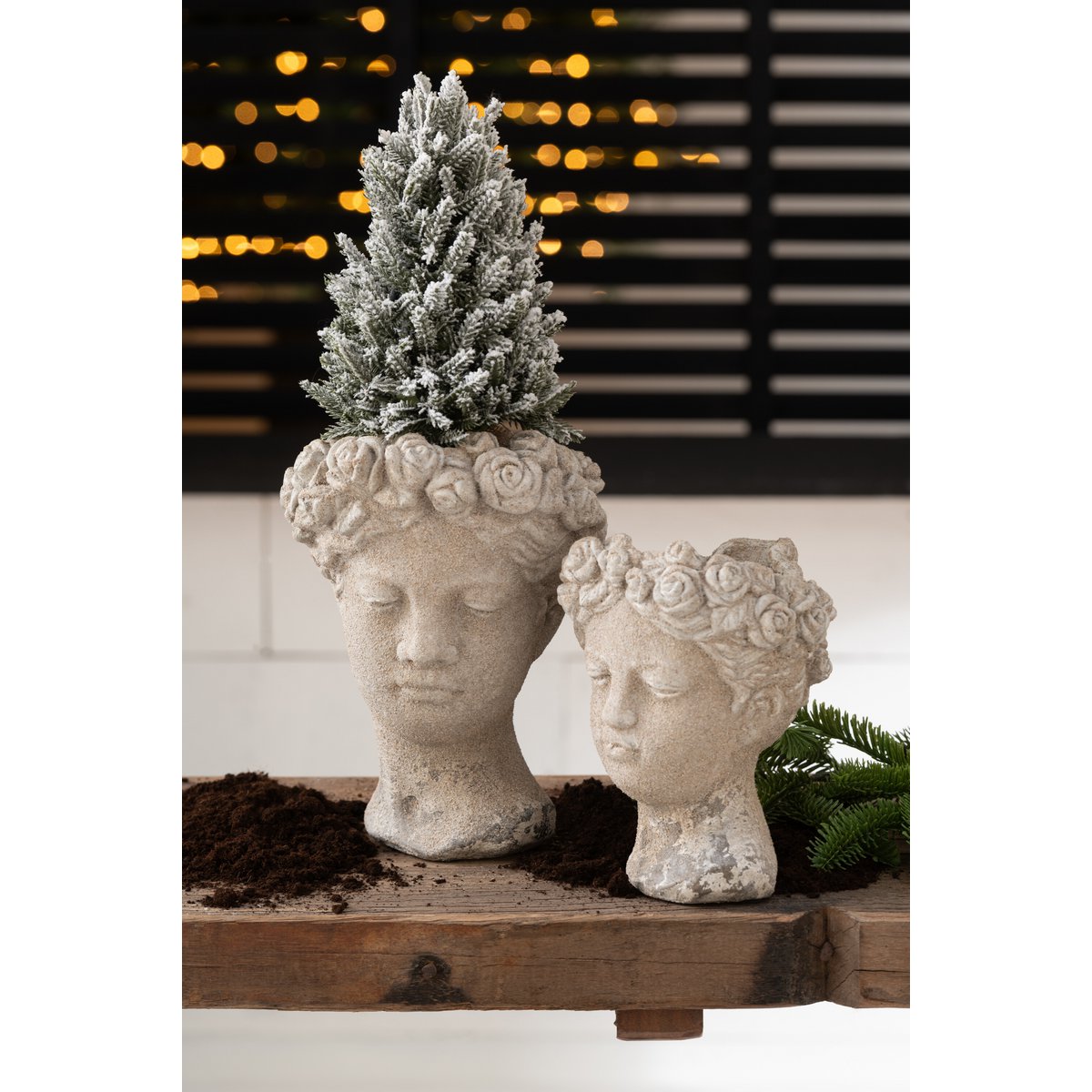 Pot de Fleurs Antique Poly Naturel Petit sur une table de jardin