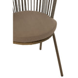 Chaise Toa dans un décor industriel, mise en scène