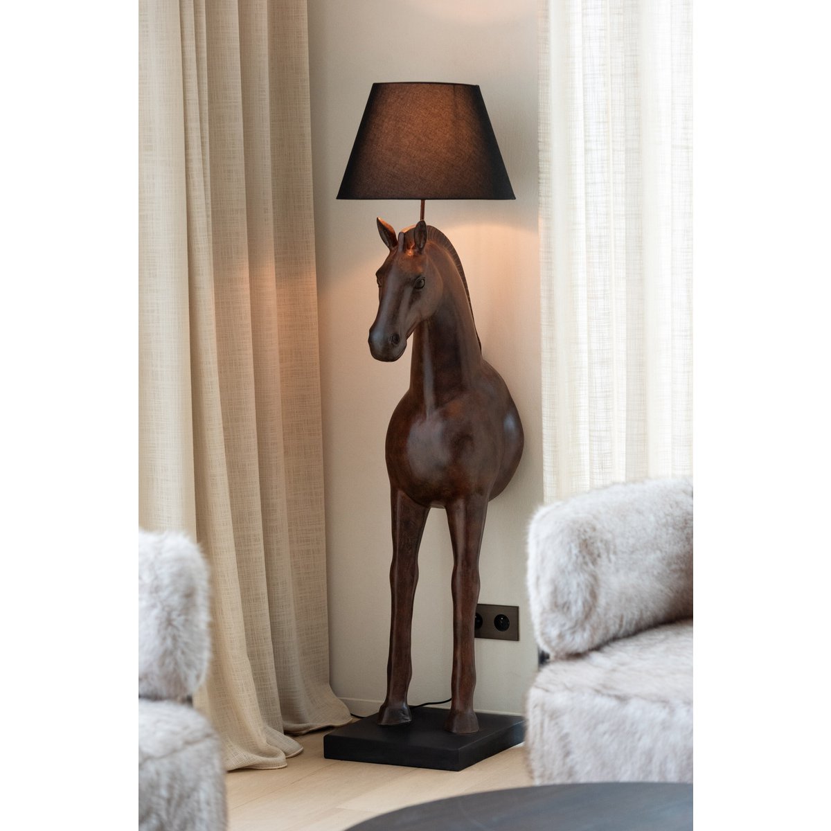 Lampadaire J-Line Paardenvoork dans un salon élégant