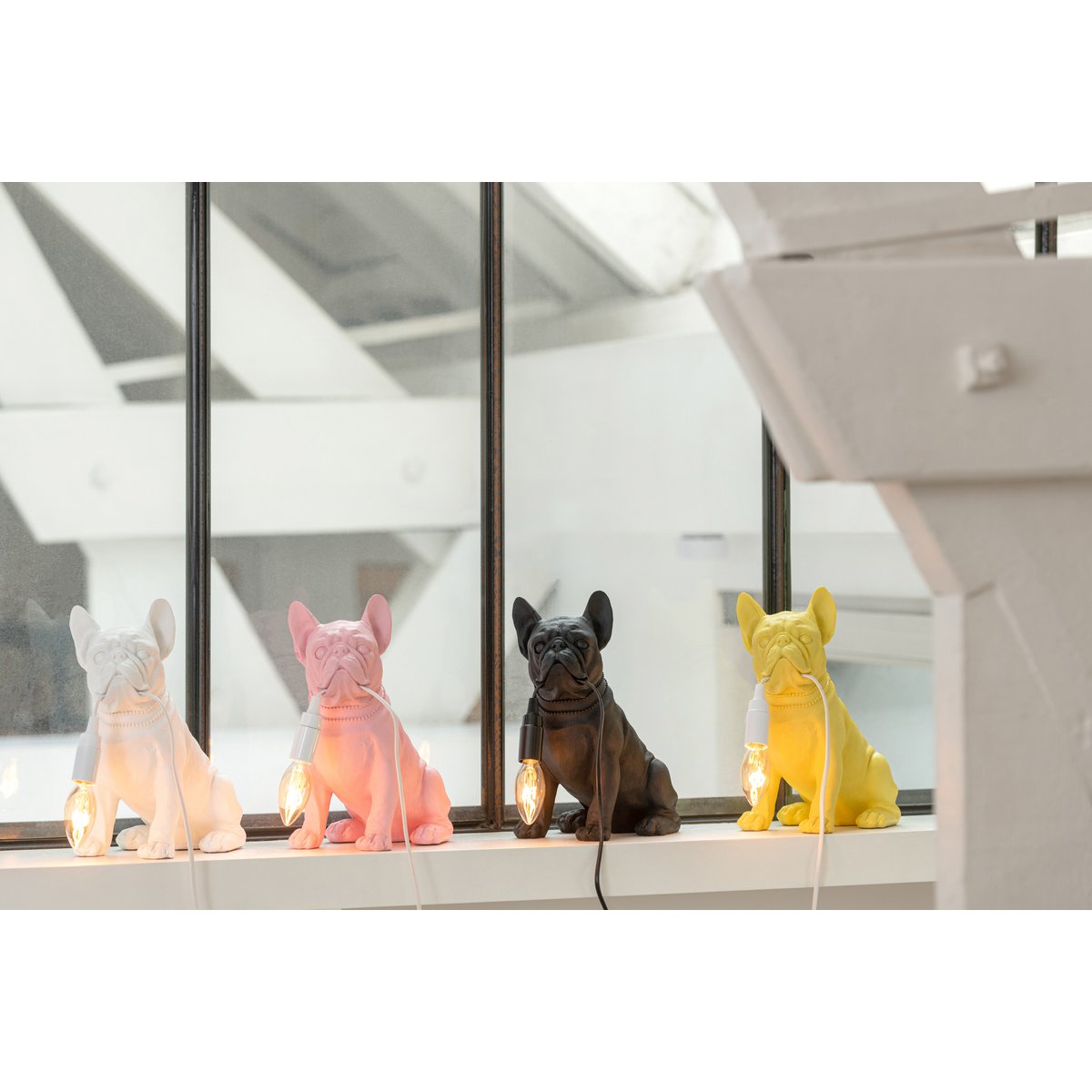 Lampe Bulldog J-Line posée sur une table, ambiance intérieure