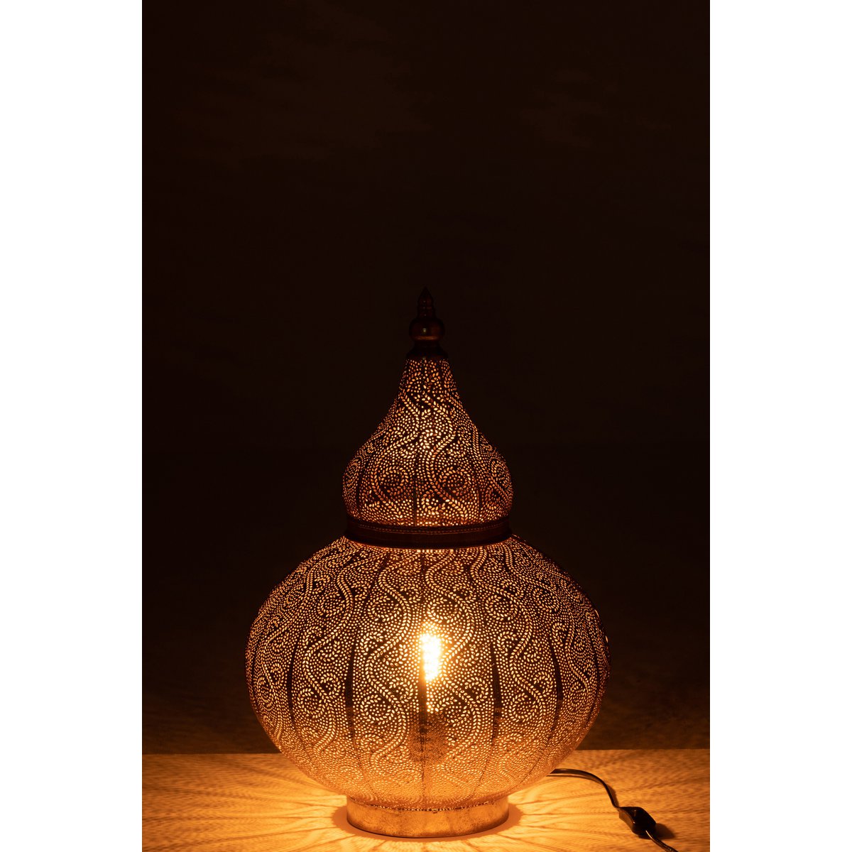 Détail de la finition en métal doré de la lampe Aladin