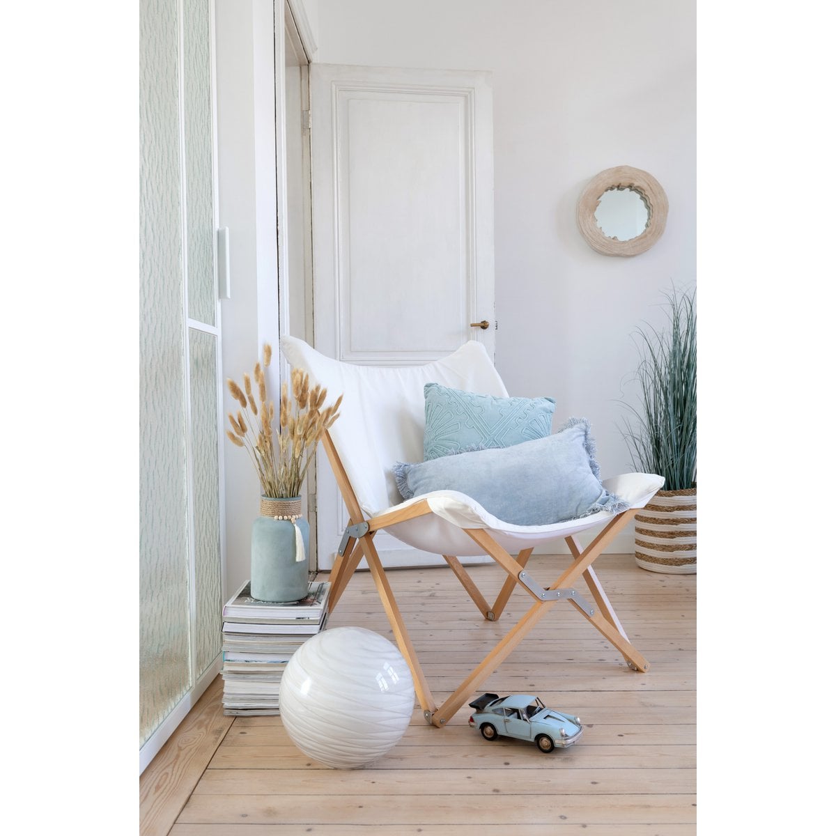 Ambiance salon avec le coussin J-Line bleu en coton et velours