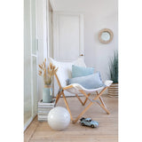 Ambiance salon avec le coussin J-Line bleu en coton et velours