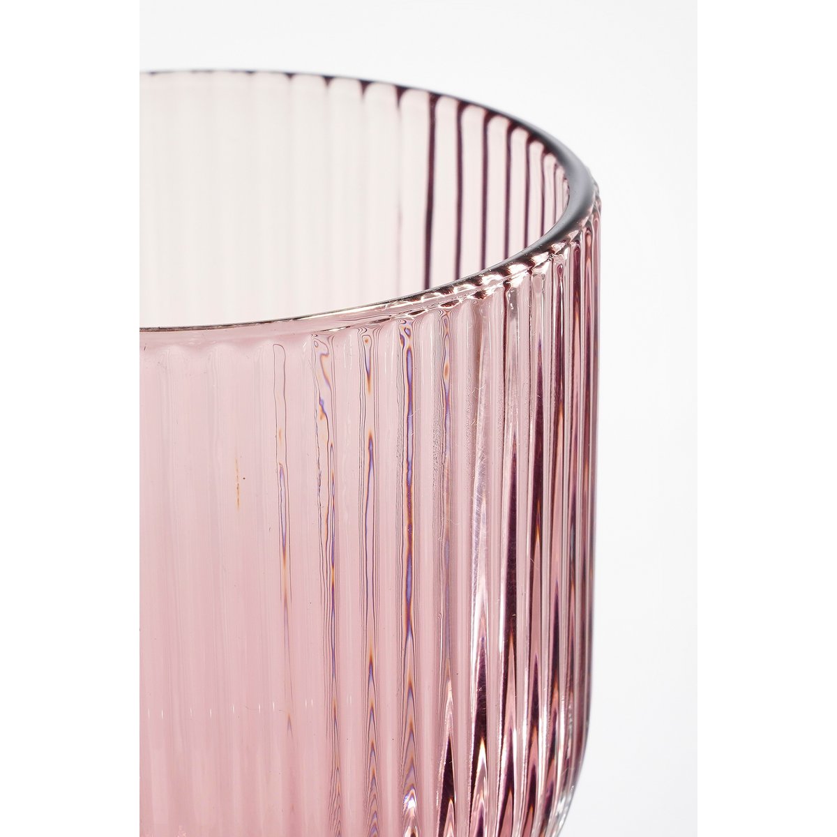 Service de verres à vin Merlot Violet - mise en scène sur une table raffinée