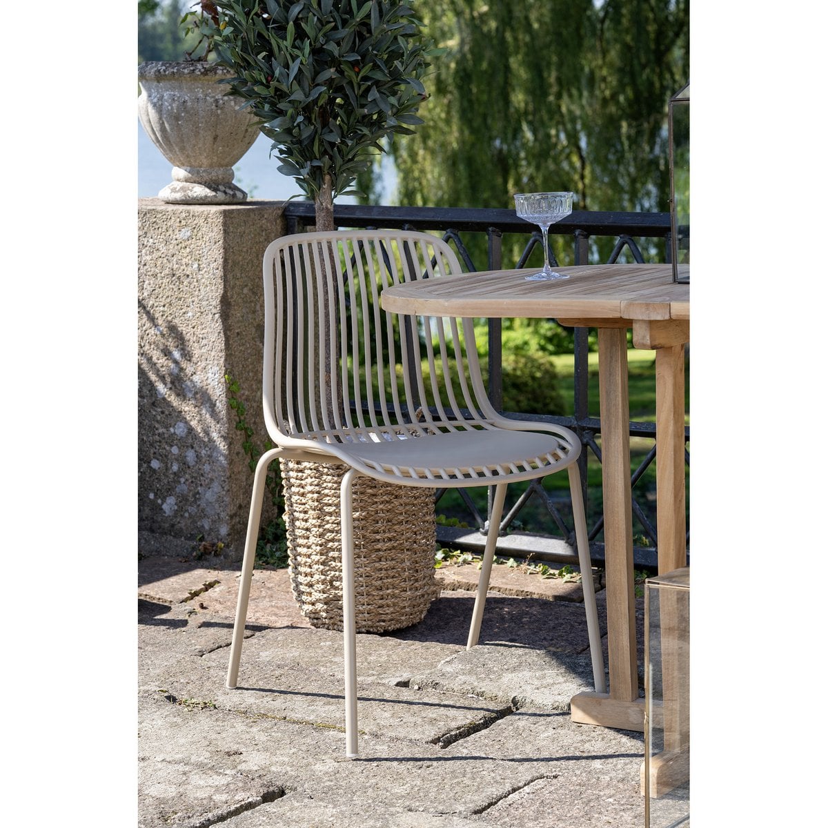 Lot de 4 chaises Branson pour un espace extérieur harmonieux.