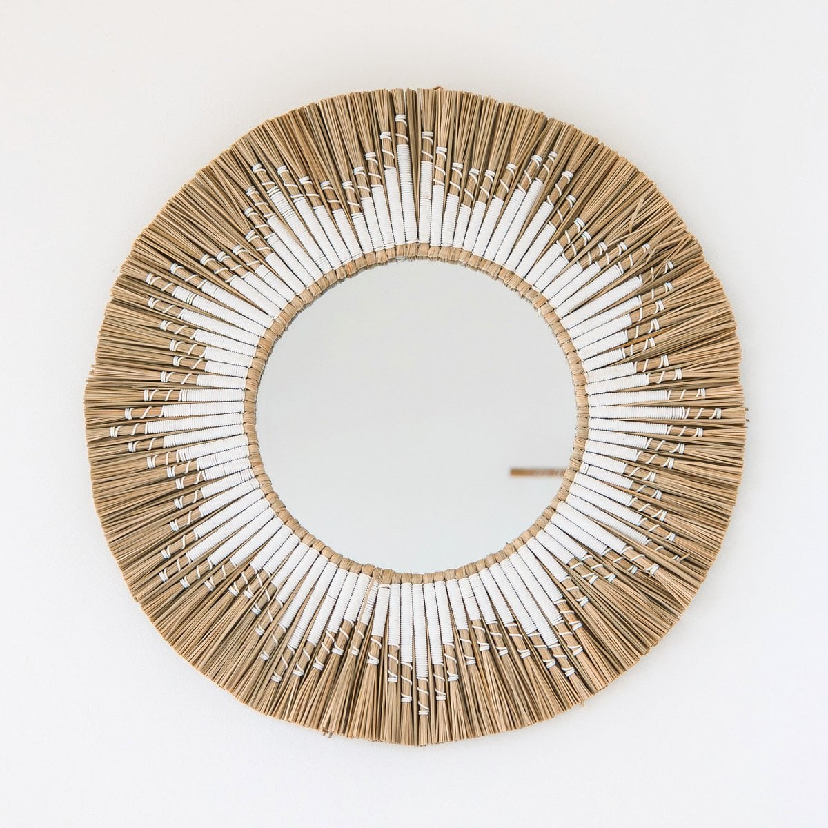 Miroir mural Randu en jonc de mer avec franges en coton blanc