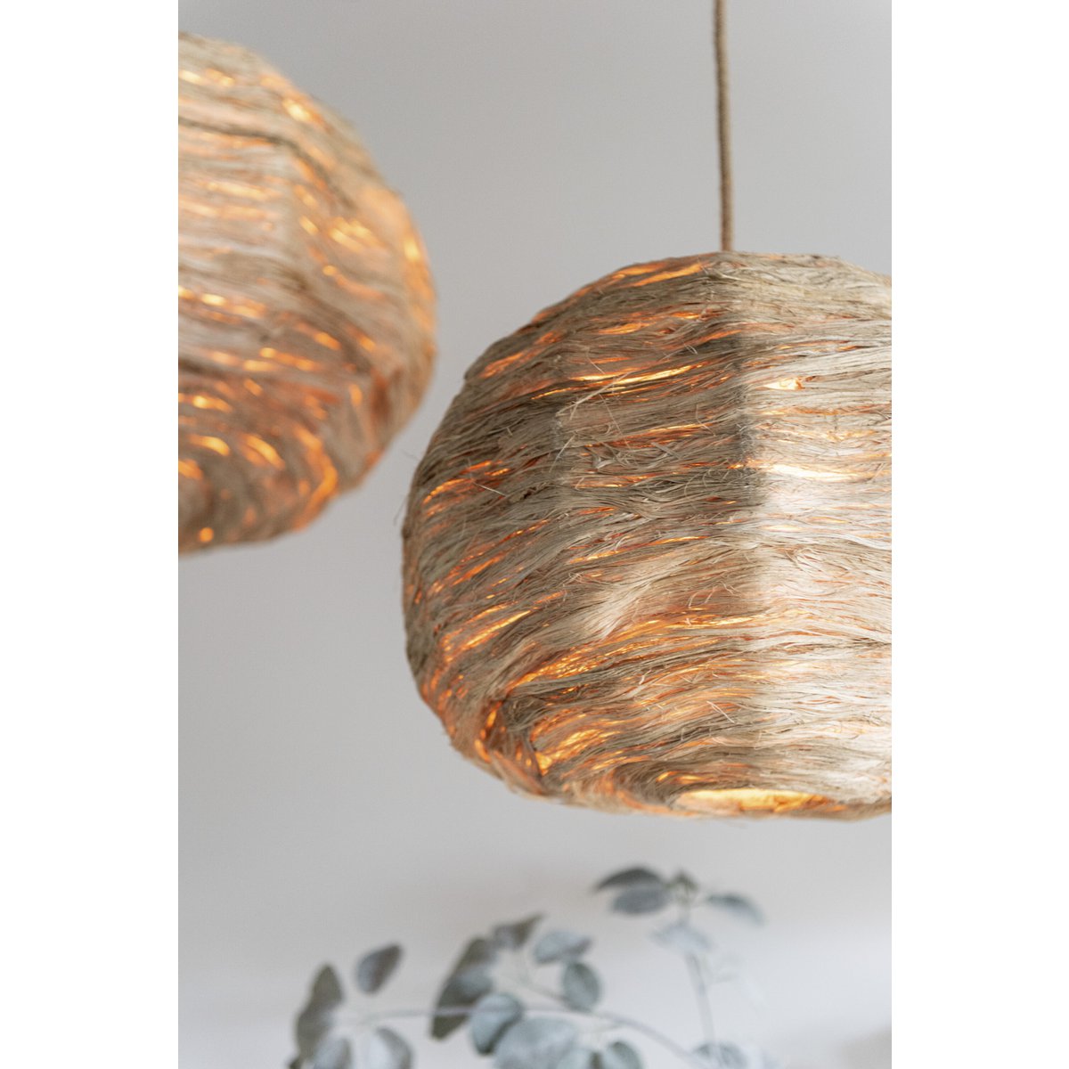 Lampe J-Line Ball éclairant un espace de vie