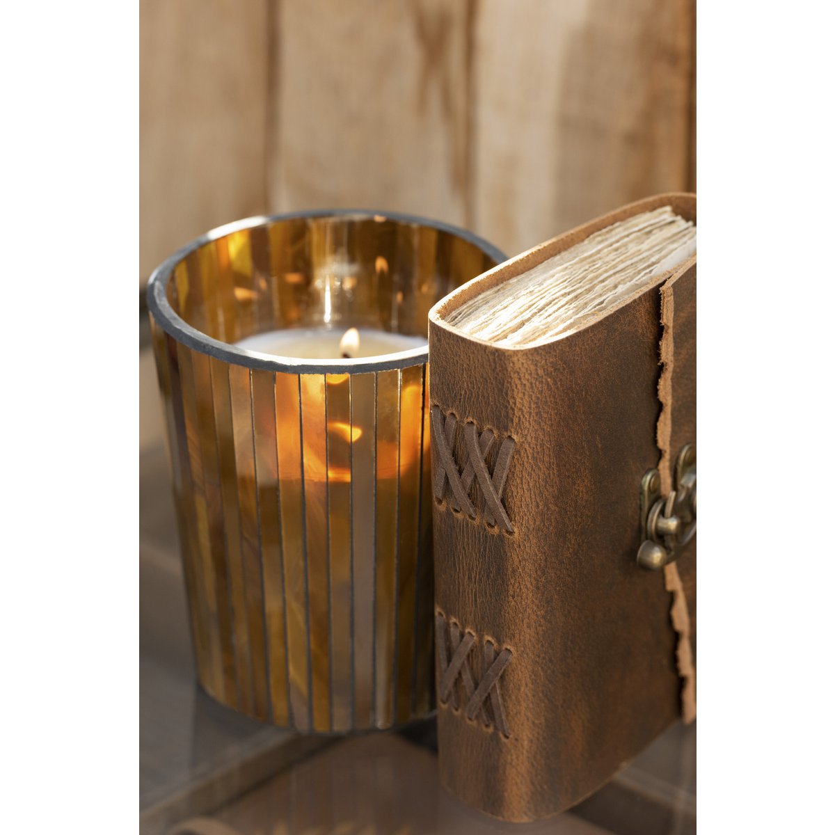 Bougie J-Line Noa Zesty Sunburst dans un cadre moderne