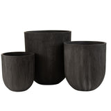 Vase J-Line noir, mise en scène extérieure avec plantes