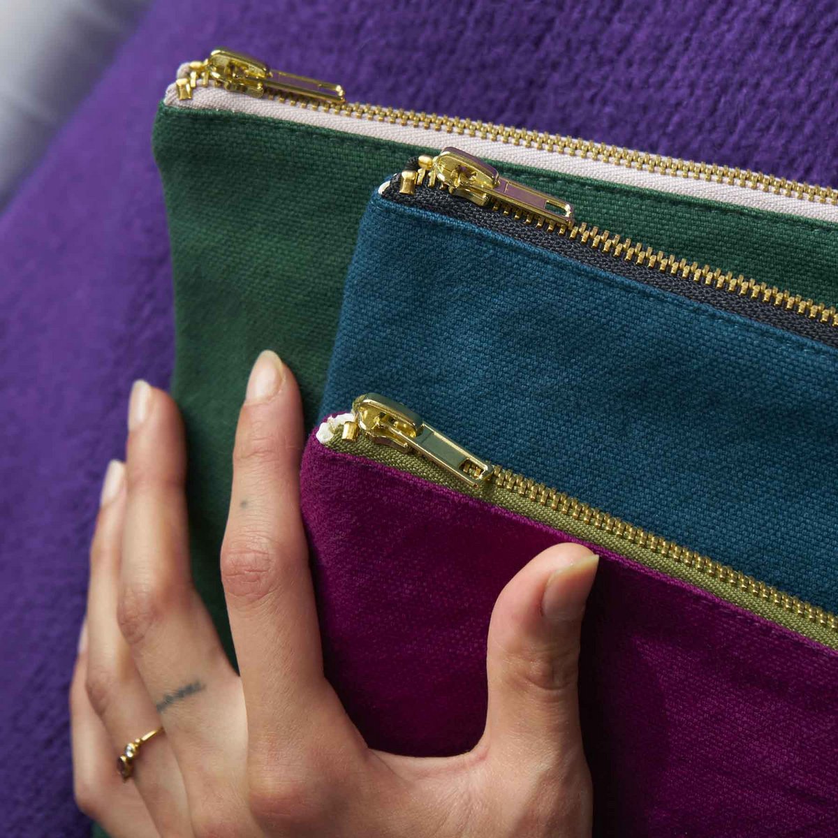 Pochette Iona Nori M sur une table - mise en scène décorative