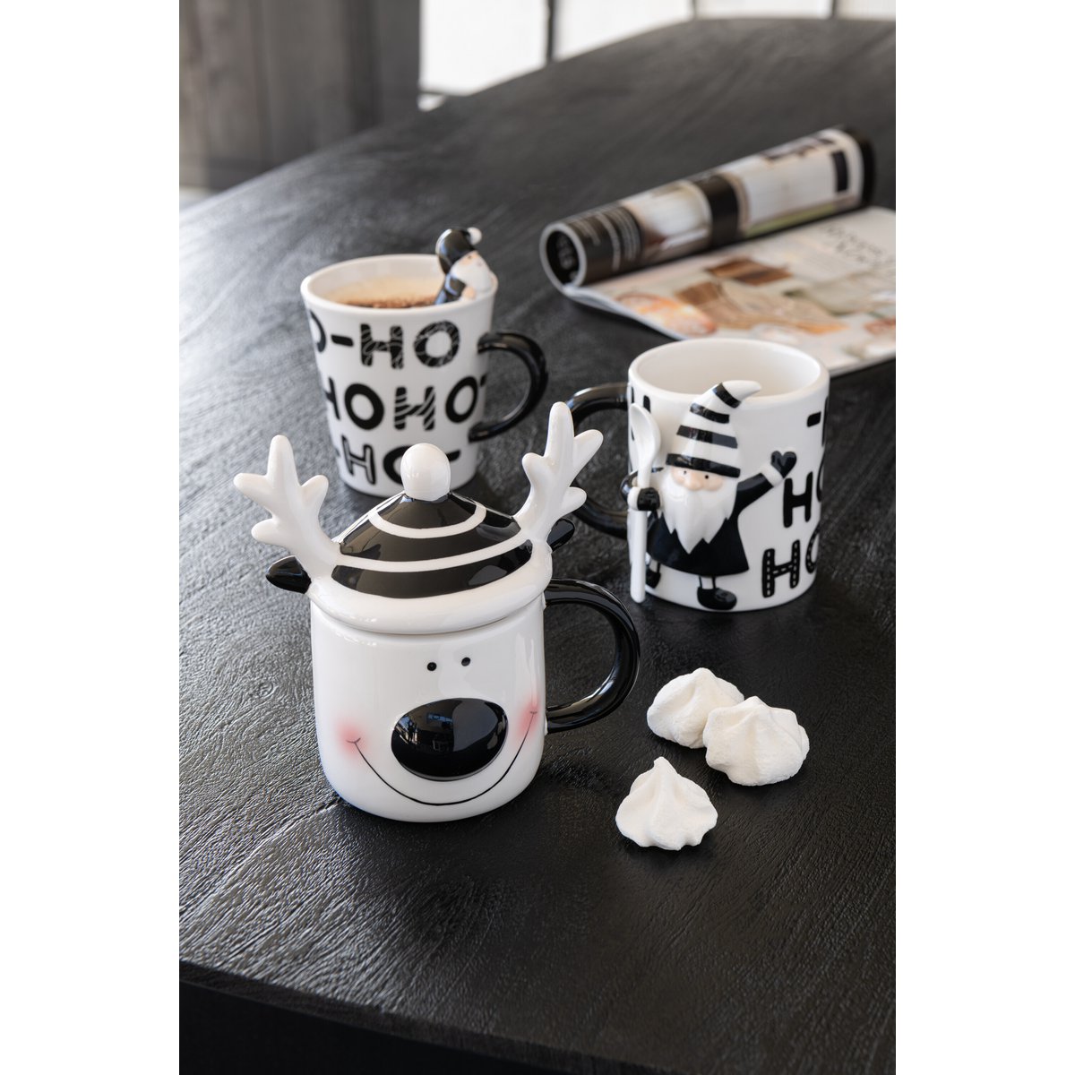 Ambiance de table avec le mug Renne J-Line, parfait pour le café ou le thé.