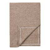 Plaid Puno taupe sur canapé, ambiance scandinave