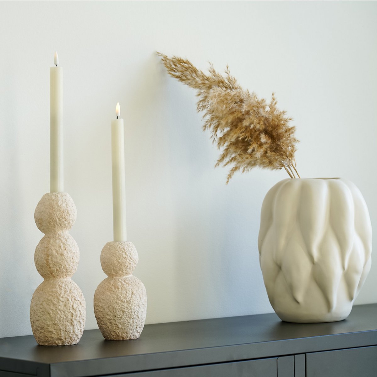 Lot de deux bougeoirs, petit et grand, en ciment beige