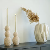 Lot de deux bougeoirs, petit et grand, en ciment beige
