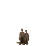 Détail de la figurine Couple Câlin, mettant en valeur les couleurs marron et or.