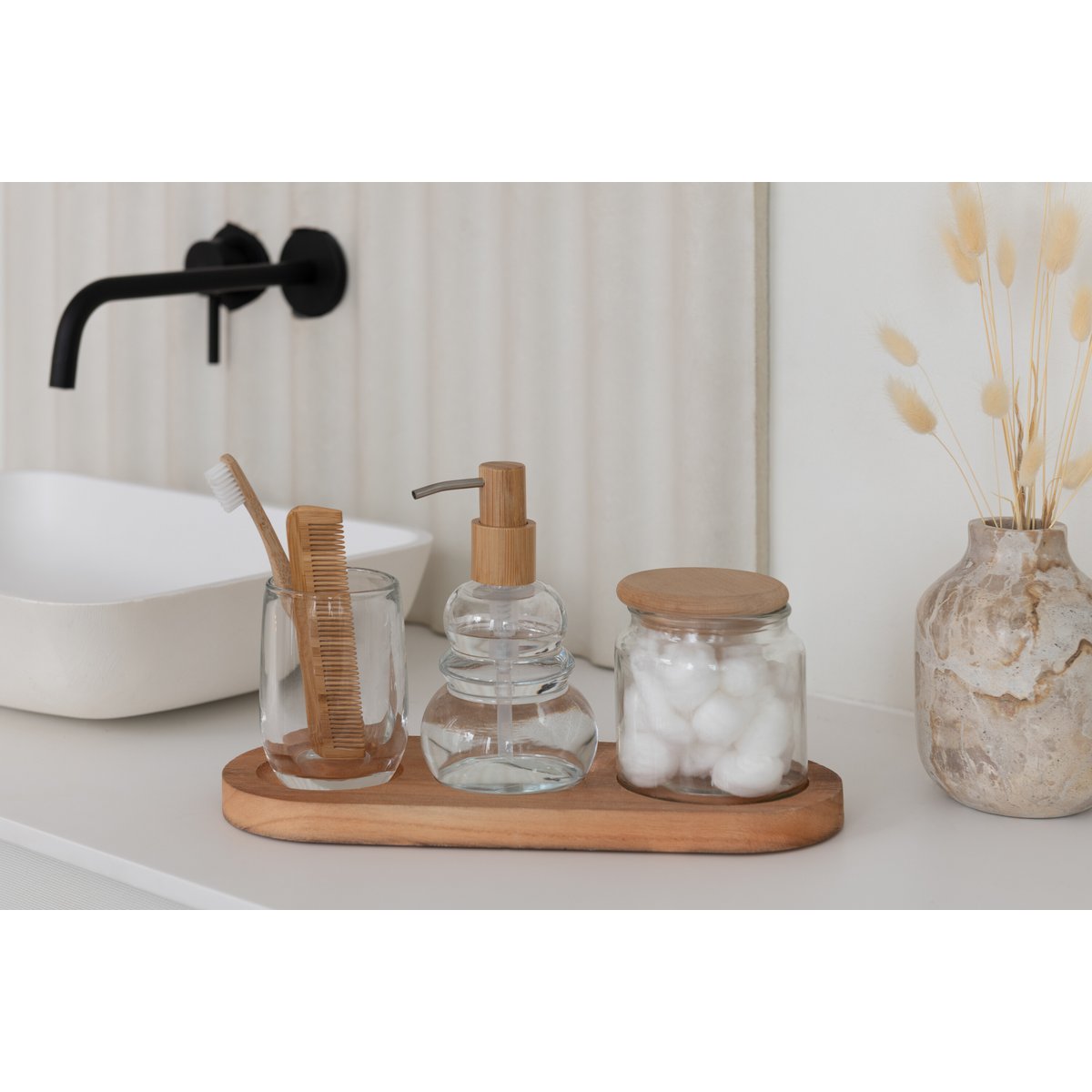 Détail des matériaux de l'ensemble de salle de bain J-Line, verre transparent et bois blanc.