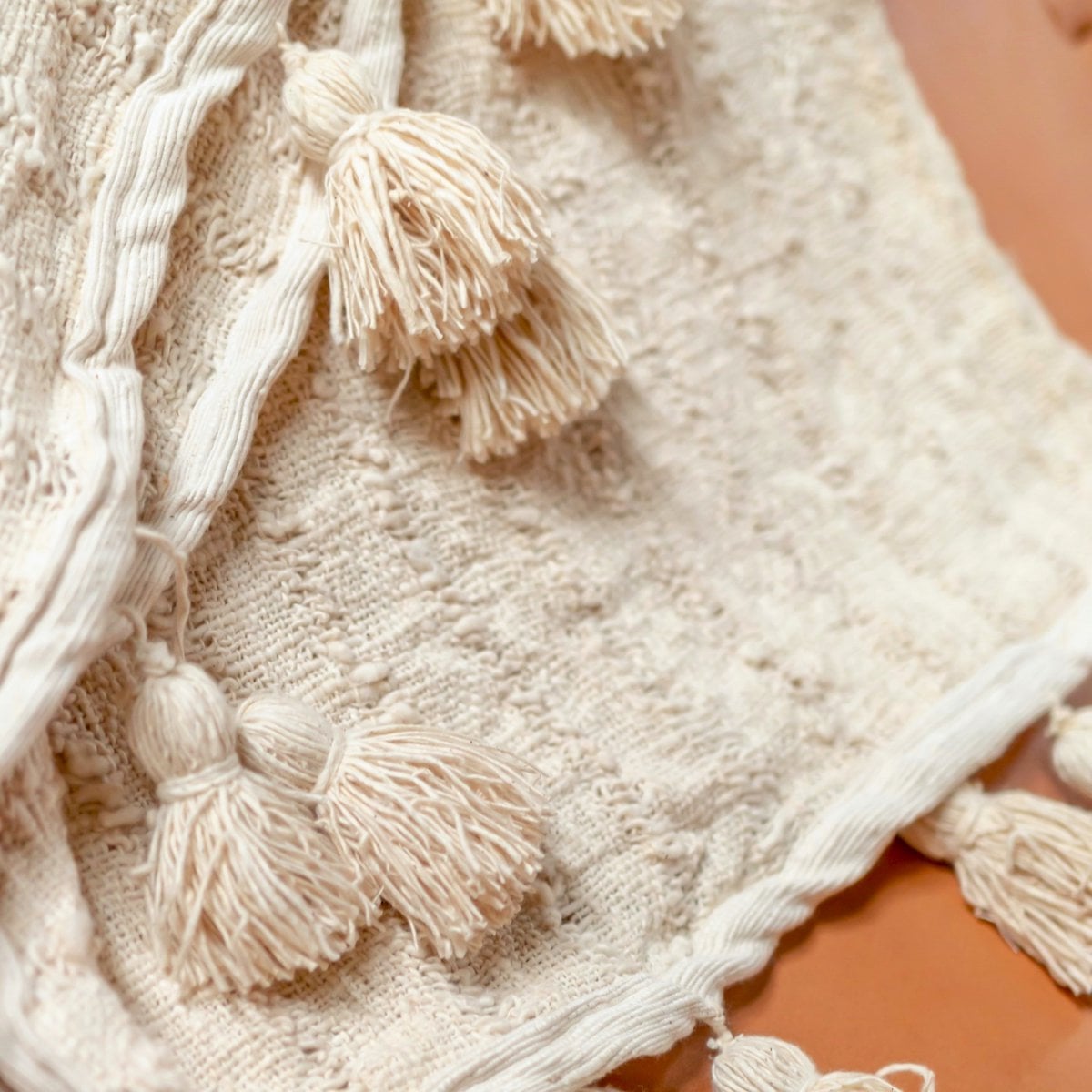 Détail de la couverture tissée à la main en coton naturel