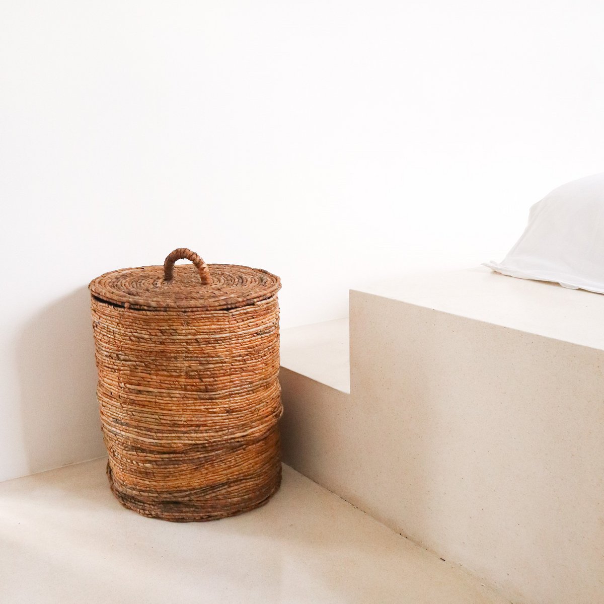 Panier à linge OMBAK utilisé pour ranger des couvertures
