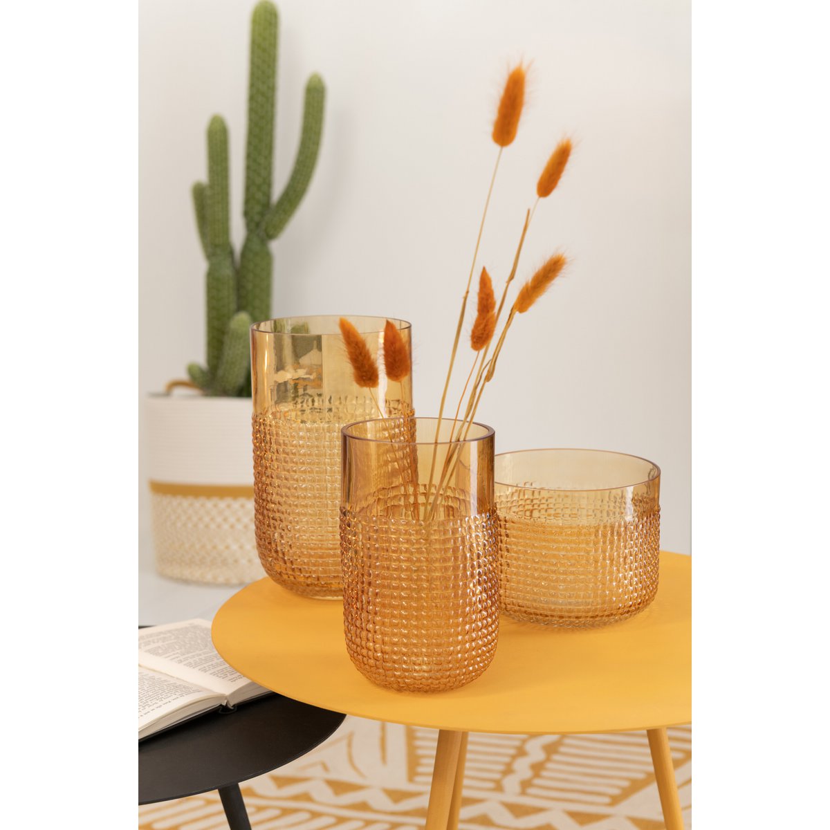 Vase J-Line Pattern en verre orange, ambiance salon