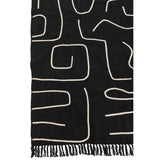 Plaid noir et blanc drapé sur un canapé élégant