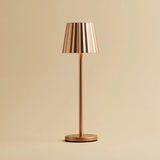 Lampe de table nervurée en cuivre Maya