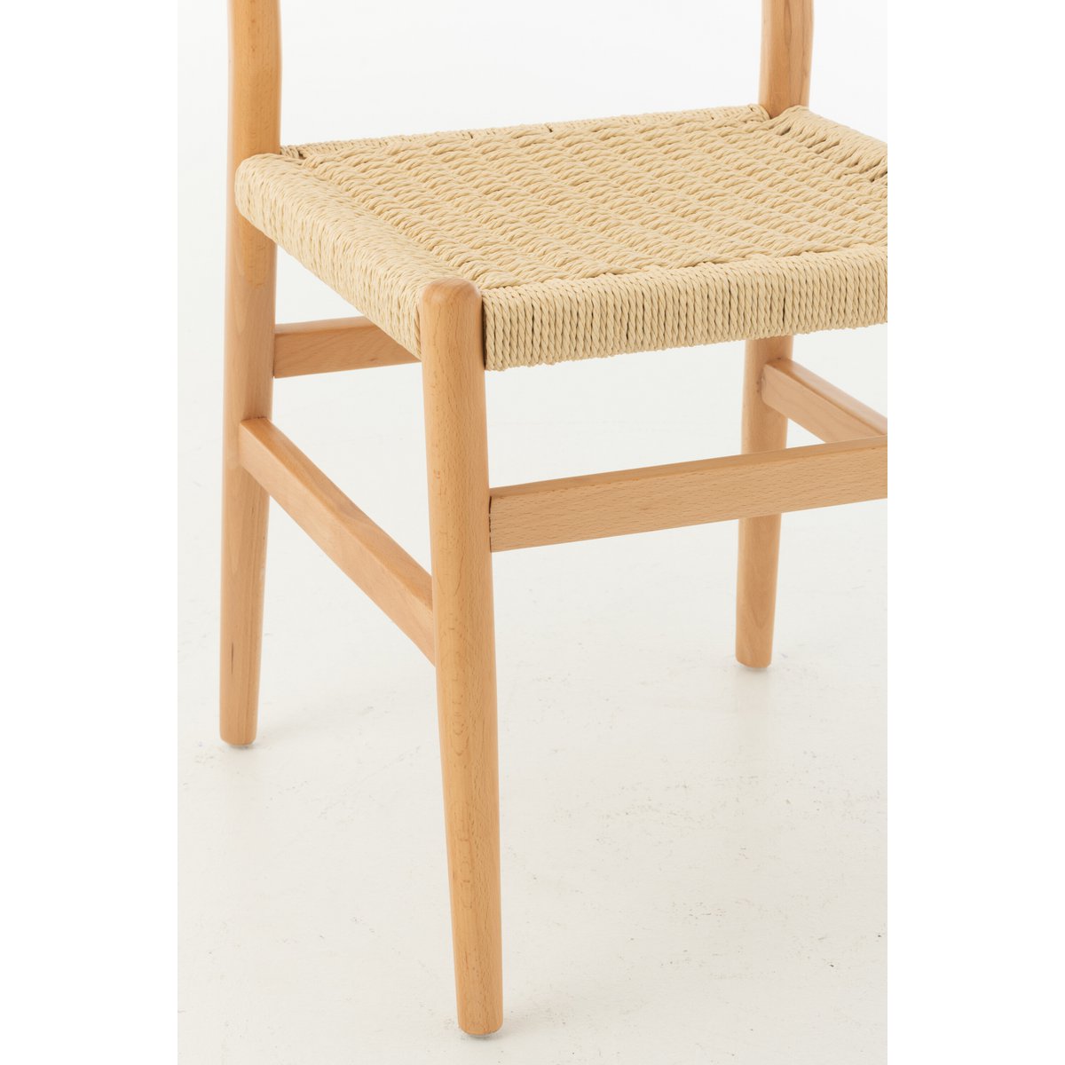 Chaise Lap sur fond neutre, mettant en valeur le bois naturel