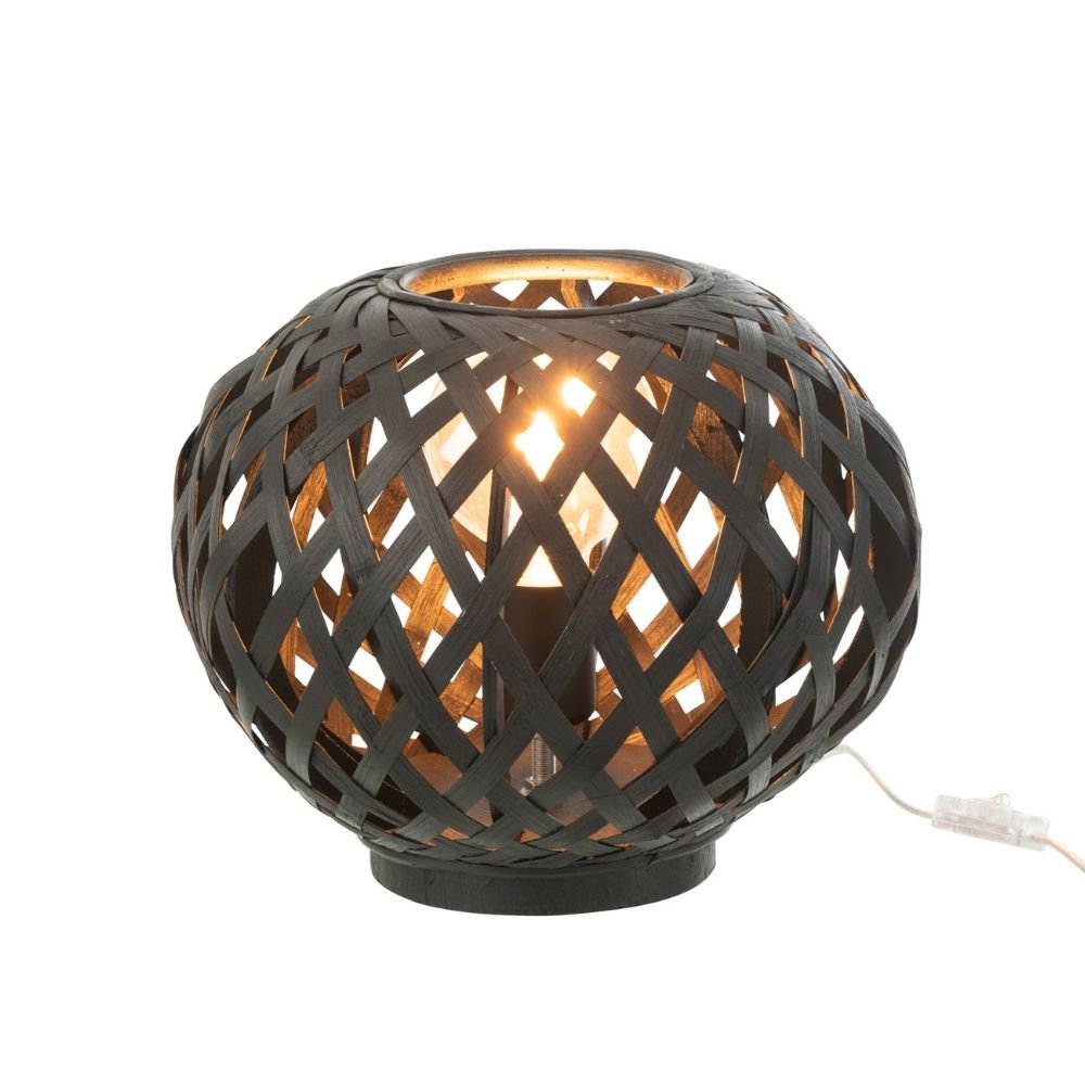 Lampe J-Line en bambou noir sur une table moderne