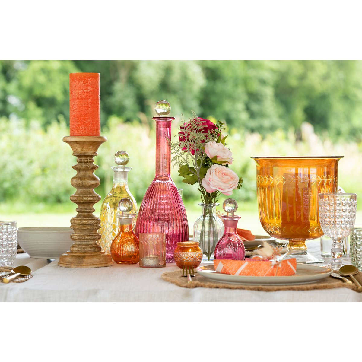 Carafe J-Line Stripes en verre rouge, mise en scène sur table