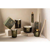 Bougie parfumée J-Line dans un intérieur moderne, ambiance chaleureuse