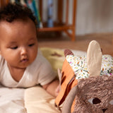 Bébé jouant sur la couverture d'activité Ma grande Ferme OYOY