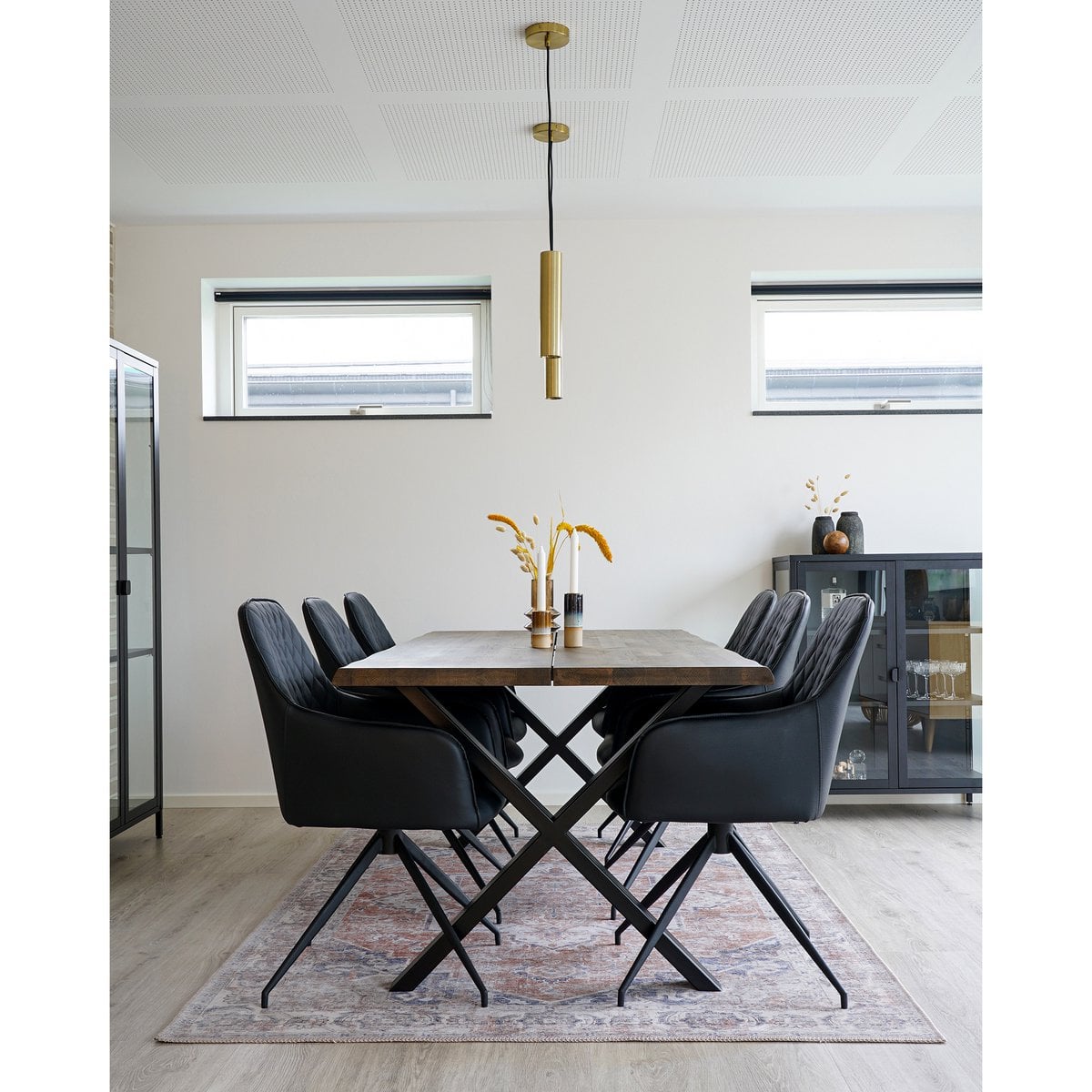Vue latérale de la chaise Harbo, cuir PU noir et design moderne