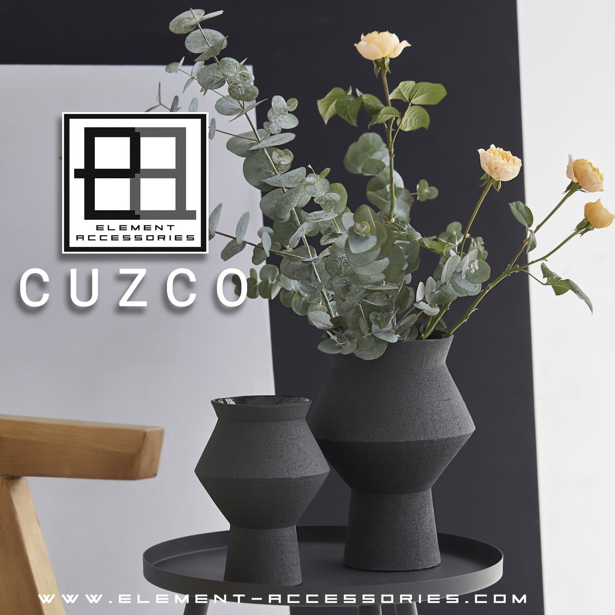 Vase rond angulaire Jaggy CUZCO en céramique noir moucheté, vue avant